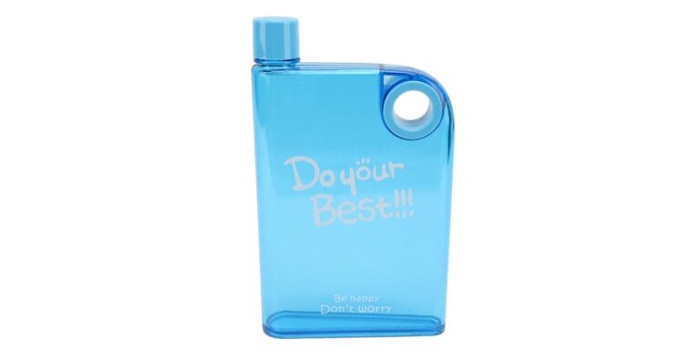 Bouteille d'eau bleu transparente de forme prisme à base rectangulaire avec un trou tranversant la bouteille en haut à droite. Le bouchon est en haut à gauche et il est écrit au milieu: Do your best!!! Il est écrit en bas: Be happy, Don't worry